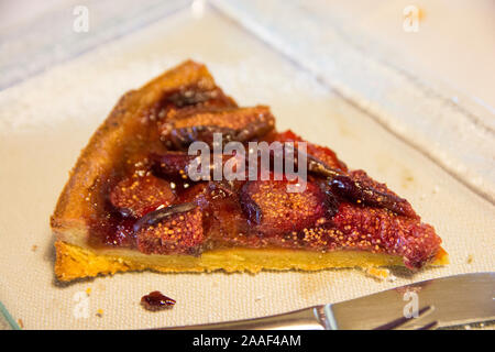 Une tranche de tarte aux figues au four traditionnel Banque D'Images