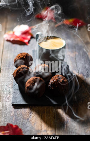 Le petit-déjeuner café fumé aux truffes desserts sucrés et d'aliments sains.fit bar Banque D'Images