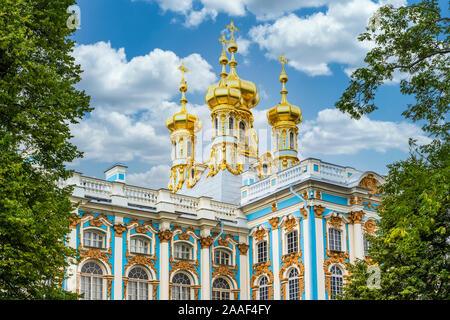 Les flèches d'or de l'église de la résurrection dans le palais de Catherine à Saint Pétersbourg, Russie. Banque D'Images