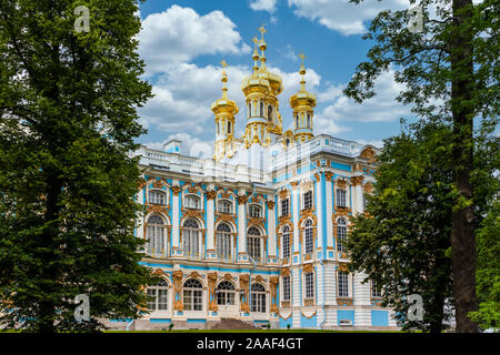 Les flèches d'or de l'église de la résurrection dans le palais de Catherine à Saint Pétersbourg, Russie. Banque D'Images