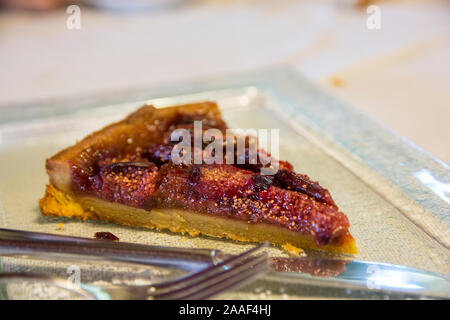 Une tranche de tarte aux figues au four traditionnel Banque D'Images