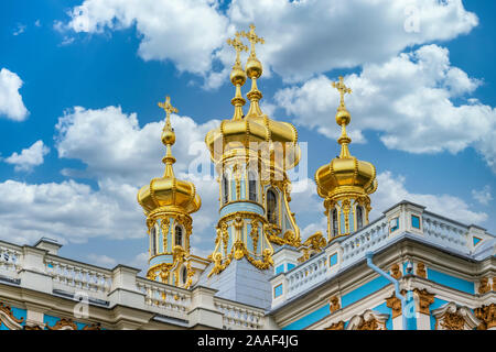 Les flèches d'or de l'église de la résurrection dans le palais de Catherine à Saint Pétersbourg, Russie. Banque D'Images