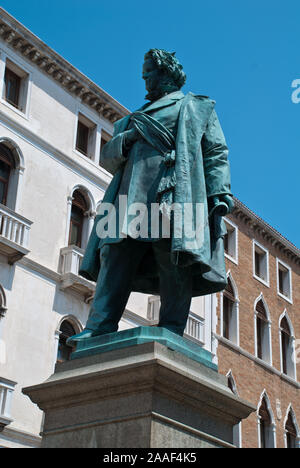 Venise, Italie : Campo Manin, vue à statue de patriote italien Daniele Manin de 1875 Banque D'Images