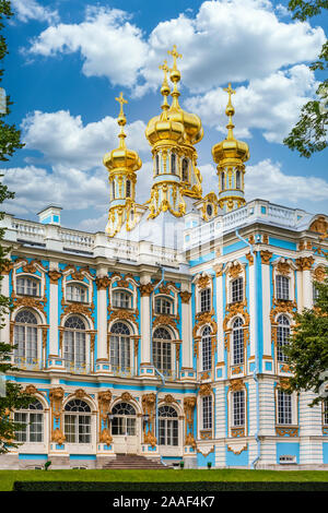 Les flèches d'or de l'église de la résurrection dans le palais de Catherine à Saint Pétersbourg, Russie. Banque D'Images