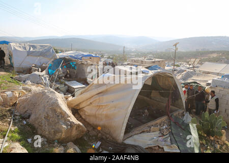 Idlib, en Syrie. 21 Nov 2019. 20 novembre 2019. Seize personnes ont trouvé la mort au cours d'un missile par la République les forces gouvernementales et leurs alliés sur le déplacement dans le camp de Qah campagne Idlib mercredi. Plus de 60 réfugiés, principalement des femmes et des enfants, ont été blessés, dont certains gravement, tandis que des dizaines de tentes ont été incendiées au cours de l'attaque. Credit : Juma Mohammed/IMAGESLIVE/ZUMA/Alamy Fil Live News Crédit : ZUMA Press, Inc./Alamy Live News Banque D'Images