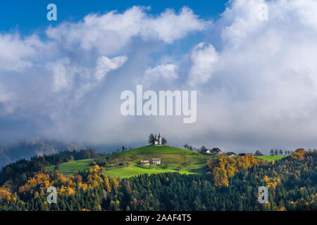 D'une colline, l'église Saint Thomas d'église au-dessus de Praprotno village, la Slovénie, l'Europe. Banque D'Images