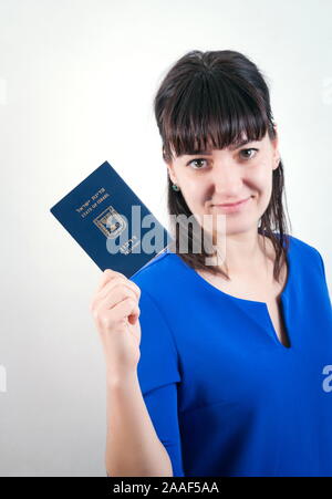 Israël passeport dans la main de femme Banque D'Images