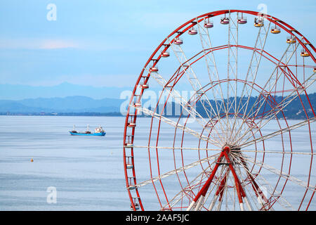 La Grande Roue Panoramique de Batoumi contre la Géorgie de la mer Noire et bleu ciel, en Géorgie Banque D'Images