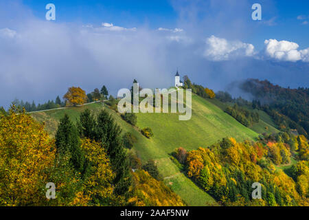 Église de St Primoz avec feuillage d'automne au-dessus du village de couleur Jamnik, la Slovénie, l'Europe. Banque D'Images