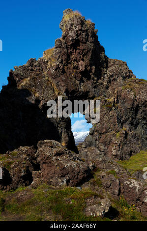 Glacier Snaefellsjokull et rock formation à Djupalonssandur Dritvik, plage et parc national Snaefellsjokull, Snaefellsnese Grundarfjod dans la péninsule Banque D'Images