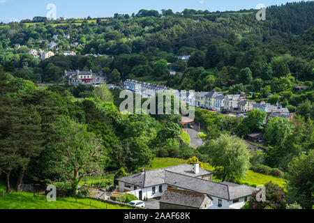 Vue depuis la colline surplombant le village de Laxey dans l'île de Man Banque D'Images