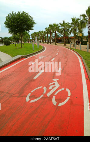 Vertical Image d'un rouge vibrant vide Location Lane dans le parc Banque D'Images