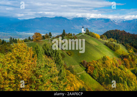 Église de St Primoz avec feuillage d'automne au-dessus du village de couleur Jamnik, la Slovénie, l'Europe. Banque D'Images