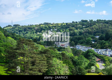 Vue depuis la colline surplombant le village de Laxey dans l'île de Man Banque D'Images