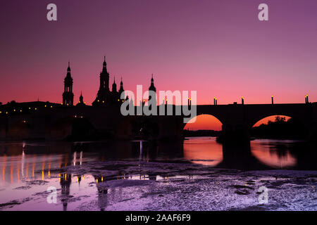 Pont romain au-dessus de la rivière Ebro et des tours de la basilique El Pilar. Saragosse, Espagne Banque D'Images