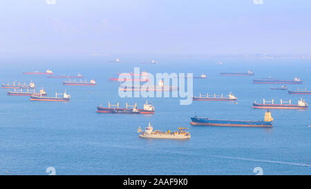 Vue sur port de Singapour avec de nombreux navires de fret au coucher du soleil. Singapour Banque D'Images