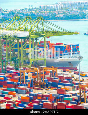 Port de commerce international de Singapour, les navires, les conteneurs colorés, des grues Banque D'Images
