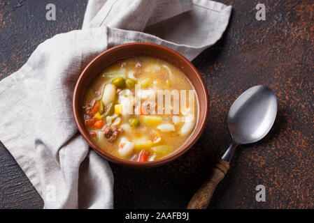 Soupe avec des légumes et de la viande hachée Banque D'Images