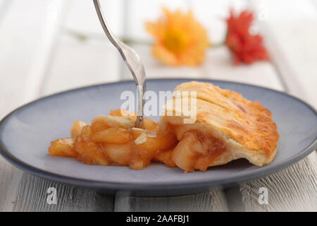 A la photo en gros plan de l'aide d'une fourchette pour obtenir une partie de l'apple pie. Banque D'Images