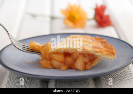 A la photo en gros plan de l'aide d'une fourchette pour obtenir une partie de l'apple pie. Banque D'Images