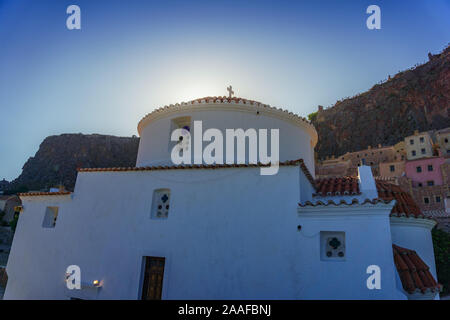Vieilles églises et chapelles traditionnelles dans la cité médiévale château byzantin ville de Monemvasia. Des maisons de brique, toits en vieille ville et sur la mer bleue. Banque D'Images
