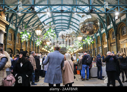 Marché de Noël chez Apple à Covent Garden, à Londres, Royaume-Uni Banque D'Images