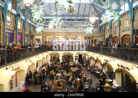 Les boutiques, bars et restaurants de South Hall à Covent Garden au moment de Noël, à Londres, Royaume-Uni Banque D'Images