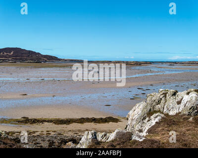 4x4 véhicule de conduire sur le Strand à marée basse de l'île de Colonsay à l'île de marée Oronsay, Ecosse, Royaume-Uni Banque D'Images