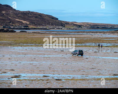 4x4 véhicule de conduire sur le Strand à marée basse de l'île de Colonsay à l'île de marée Oronsay, Ecosse, Royaume-Uni Banque D'Images