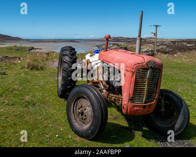 Vieux tracteur Massey Ferguson rouge sur l'île de Colonsay, Ecosse, Royaume-Uni Banque D'Images