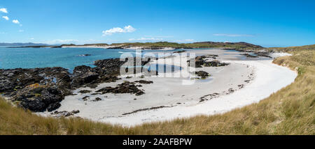Belle remote, désertes, plage de sable près de The Strand sur l'île de Colonsay avec l'île de marée de l'Oronsay au loin, Ecosse, Royaume-Uni Banque D'Images
