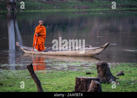 Moine dans la bateau près de la porte de temple Bayon, Siem Reap, Cambodge, Asie. Banque D'Images