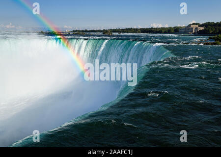 Arc-en-ciel au-dessus de la brume dans la courbe des chutes Niagara à Niagara Falls sur la rivière Niagara, Ontario Canada Banque D'Images