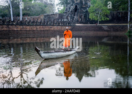 Moine dans la bateau près de la porte de temple Bayon, Siem Reap, Cambodge, Asie. Banque D'Images