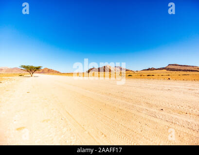 Route de gravier dans le désert, Namibie, Afrique Banque D'Images