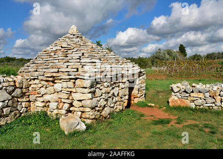 Mur en pierre sèche traditionnels refuges, Kazun, pour les agriculteurs et bergers trouve principalement autour de la Méditerranée à partir de la 8e à la 19e siècle. Banque D'Images