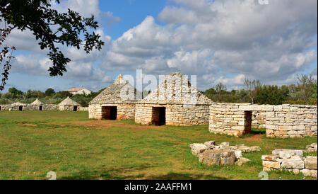 Mur en pierre sèche traditionnels refuges, Kazun, pour les agriculteurs et bergers trouve principalement autour de la Méditerranée à partir de la 8e à la 19e siècle. Banque D'Images