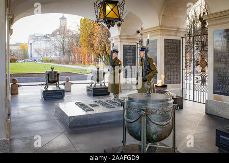 Warszawa / Pologne - soldats de garde par la Tombe du Soldat inconnu. Monuments de Varsovie, de reconstruire la vieille ville, Banque D'Images