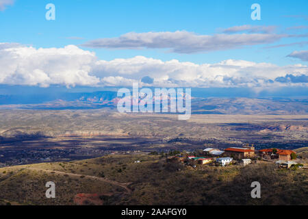 Regardant vers le bas sur les roches rouges de Sedona et la belle vallée de Jerome Verde. Banque D'Images