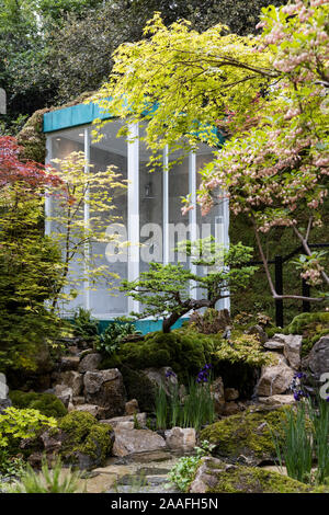 Douche dans l'interrupteur vert jardin conçu par Kazyuki Ishihara, jardin, salon de jardin artisan, Chelsea Flower Show, Londres, Angleterre, Royaume-Uni, Europe Banque D'Images