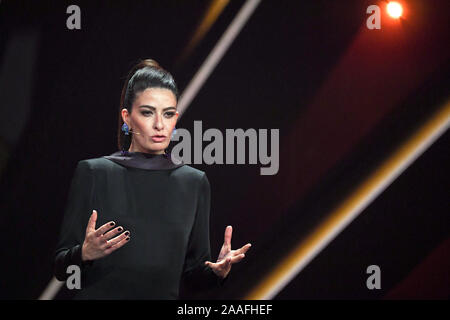 Baden Baden, Allemagne. 21 Nov, 2019. Linda Zervakis, présentatrice TV, vous donnera la laudation Bambi à la 71e cérémonie de remise des prix dans le Festspielhaus pour le Bambi dans la catégorie 'Notre Terre'. Les médias Bambi Prix a été remis par Burda-Verlag depuis 1948. Il honore réussi et populaire des célébrités. Crédit : Sébastien Gollnow/dpa/Alamy Live News Banque D'Images