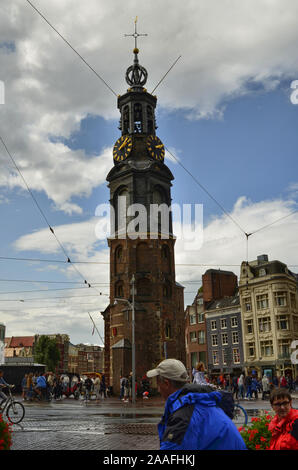 Amsterdam, Hollande. Août 2019. La tour de la monnaie agit comme un point de référence dans le centre historique. Même de loin il se détache et se fait connaître. Banque D'Images