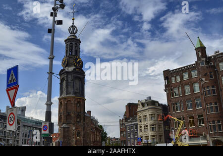 Amsterdam, Hollande. Août 2019. La tour de la monnaie agit comme un point de référence dans le centre historique. Même de loin il se détache et se fait connaître. Banque D'Images