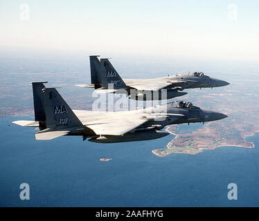 Les F-15 AIGLES de la 102e Escadre de chasseurs de la garde nationale de l'air du Massachusetts effectuent une mission de patrouille aérienne de combat au-dessus de la ville de New York pour soutenir l'opération Noble Eagle en 2001. Photo : Bill Ramsay, lieutenant-colonel de la U.S. Air Force Banque D'Images
