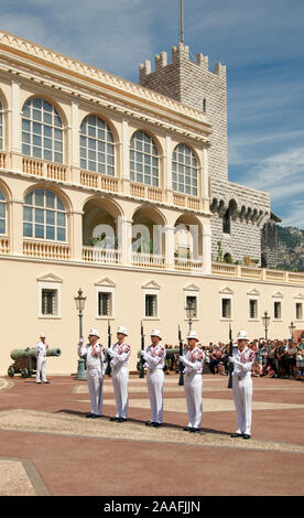 Relève de la Garde du Palais des Princes de Monaco Monte Carlo Banque D'Images