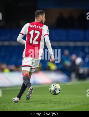 Londres, ANGLETERRE - 05 novembre : Noussair Mazraoui d'AFC Ajax control ball lors de la Ligue des Champions groupe H match entre Chelsea FC et AFC Aj Banque D'Images