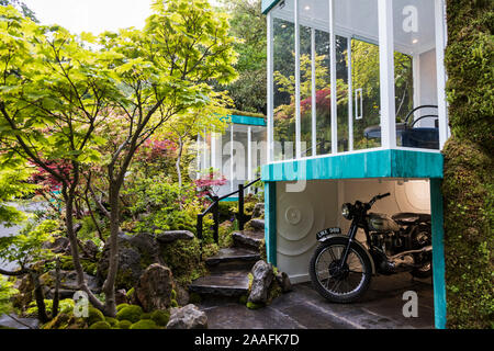Douche et un garage à motos dans l'interrupteur vert jardin conçu par Kazyuki Ishihara, jardin, salon de jardin artisan, Chelsea Flower Show, Londres, Angleterre, Royaume-Uni, Europe Banque D'Images