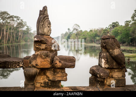 Lac Tonlé Om Gate (Porte Sud), Siem Reap, Cambodge, Asie. Banque D'Images