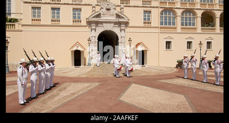 Relève de la Garde du Palais des Princes de Monaco Monte Carlo Banque D'Images