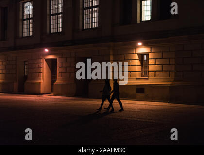 Un couple marche dans Berlin la nuit Banque D'Images